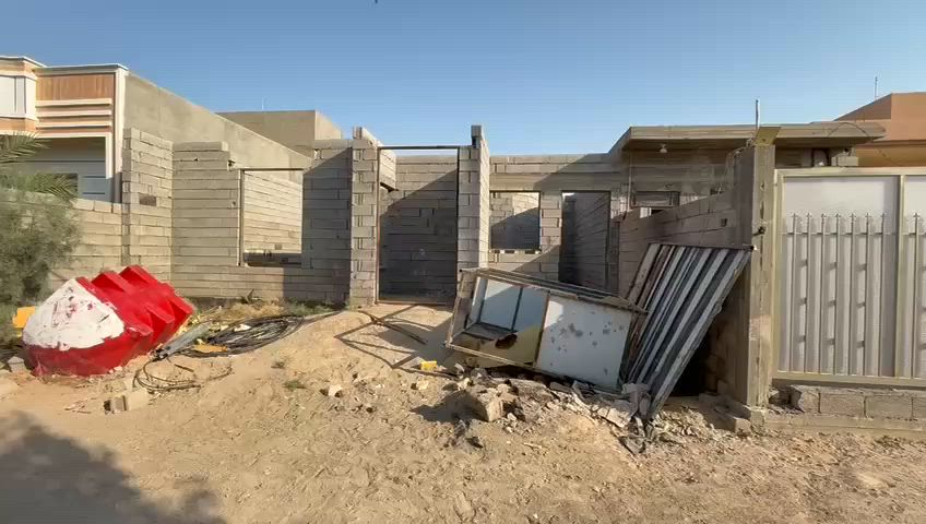 السلام عليكم ورحمة الله وبركاته 
بيت معروض للبيع 
مساحة البناء 180
عرض 10 نزال 23
نظام حديث مثل ما موضح في الفديو مع كافة الخدمات 
عنوان المنزل الرمادي الصوفية شارع اربعين قرب مدرسة التمدن للطلب والاستفسار الاتصال على الرقم *********** هاتف/واتساب
