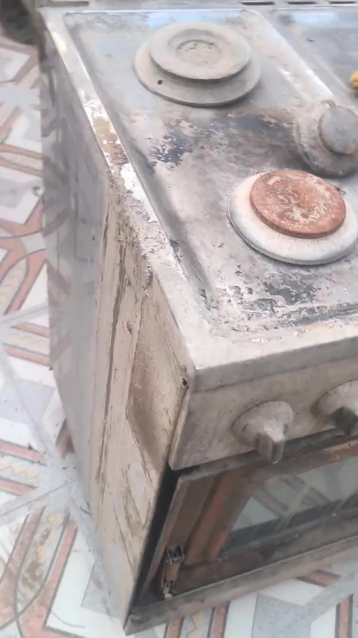 سلام عليكم
طباخين مستعملات للبيع شغالات عوزهن تنضيف وعيون نار بس 
*********** وبي واتساب
