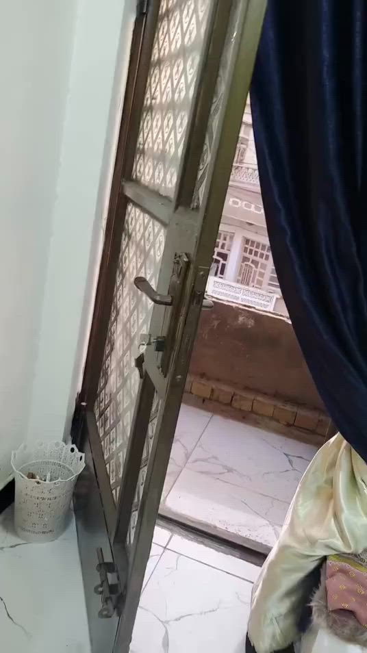 بيت طابو زراعي للبيع ١٠٠ متر طابقين ونص يحتوي ع غرفتين وصالتين واستقبال ومطبخ ومنور وترك وصحيات ثنين وغرفه الثالثه ماكامله  البيت نظيف اي نقص مابي والشارع تبليط خدمات كامله 
العنوان الشعب .
مقابيل سيطره الشعب منطقه السريدات 
السعر ب١٢٠ وقابل للتفاوض
للاستفسار
***********
