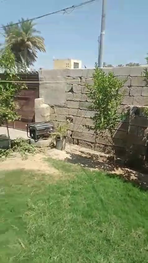 السلام عليكم. 
للبيع.  بيت على طريق البستنه البيت نضيف و مغلف. يتكون البيت من غرفتين نوم٥×٤و هول ٤×٤ استقبال ٦×٤  منور.  جانبي و.  مخزن. و. ترك خلف البيت   في واجه البيت محل حديقة. بيت نضيف وجاهز وقريب ع السوك. 
الي يحب يتواصل خاص او يتصل على الرقم 
***********
