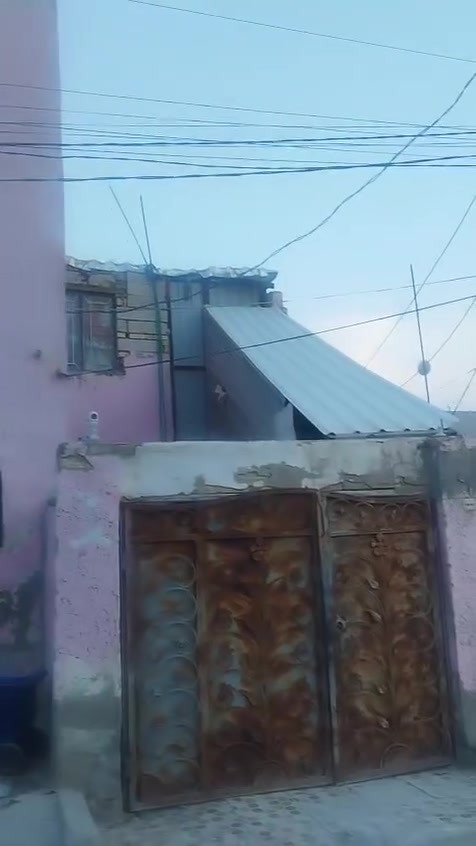 سلام عليكم بيت طابقين ١٠٠متر بالديوانيه بالعسكوري يم كهوه عبيد ومستعجلين عل بيع والي يريد يتواصل على رقم ***********
