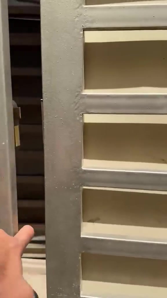 ييت للبيع ملك صرف كلش نظيف بناء جديد فول مواصفات طابقين المساحه 45
صاله وفوگ غرفين غرفه نوم واسعه وغرفه اطفال +مطبخ وحمام + سخان وتانكي 

عنوان البيت

الشعب بعدن قرب سوك شلال .مجاور ساحه أو ملعب الشهيد محمد اللامي

للتواصل والاستفسار 

اتصل ع الرقم 

***********
