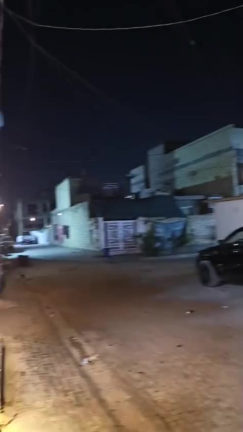 سلام عليكم توفر عدنا بيوت 60 متر طابقين نقص بي كاشي طابق الأول وطابق ثاني كاشي وبياض عنوان حي كوفه شارع مخازن مقابيل بانزين خانه مال علاوي الاسمر الاستفسار ***********

