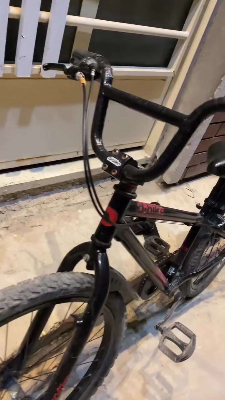 السلام عليكم شبابنه الطيبه
للبيع: بايسكل d-bike ستايل BMX هجين (حالة زيرو) 🚴‍♂️🔥
المواصفات والتفاصيل:
 النظافة: البايسكل أخت الجديد، كلشي بيه شغّال ونظيف جداً، شخط واحد ما بيه وتمركزه بالعين قبل لا تشتري.
 المميزات:
 شاصي قوي ومتين.
 يحتوي على نظام دبلات (مساعدين) لراحة أكبر بالمشي وإمتصاص الصدمات.
 مزود بـ كير (سرعات) شغّال وسلس جداً بالمشي.
 الستيرن ستايل BMX مرتفع ومريح للتحكم.
 الحالة الفنية: التايرات والزنجيل والبريكات كلها بوضع ممتاز وجاهزة للاستخدام فوراً، ما يحتاج تذب عليه ولا دينار.

📌 المكان: [بغداد الدوره شارع ٦٠ نهايه ال ١٢٠]

💰 السعر: [100 ] (وبي مجال)
📞 للتواصل: راسلني على الخاص أو اتصل على الرقم واتساب : [***********]
