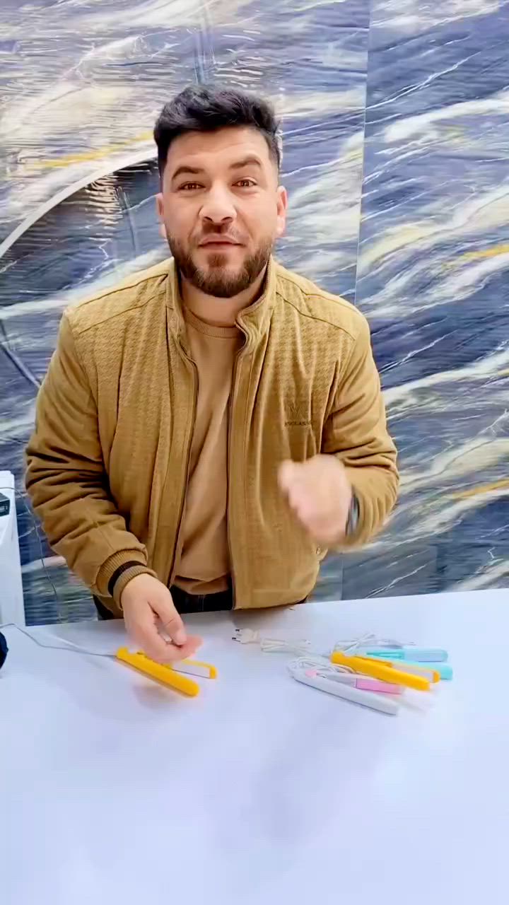 🐧✨ مكواة صغيرة وأنيقة 

سطح سيراميك عالي الجودة 🔥، حجم عملي يسهل الحمل 👜
تشغيل/إطفاء بسهولة، طاقة 20 واط ⚡
خلي شعرك مرتب وسهل بدون تعب! 💖

تصميم انيق ومميز

* متوفرة باللون الزرق , الوردي , البنفسجي, الاصفر 

- تصميم مميز مع هيكل خارجي من البلاستيك 

- تسخين بدرجة حرارة 160 سيليزي

- سطح التسخين ذو طلاء من السيراميك عالي الجودة

- زر التشغيل / الاطفاء
 
- الطاقة : 20 واط

- الابعاد: 17 * 3 cm
(((السعر ١٠ الاف)))

#كاوية_شعر_ميني #مكواة_السفر #تصفيف_سريع #شعر_ناعم_بثواني #الوان_مبهجة #سيراميك #عناية_بالشعر #ميني_ليسر #تصفيف_شعر #جمال_وأنوثة #أناقة_وبساطة #عملية_وخفيفة #أناقة_في_شنطتك #صالون_في_بيتك


**إذا كنت صاحب هذا الإعلان وتريد حذفه لأي سبب، رجاءا أرسل رسالة إلى الدعم الفني**