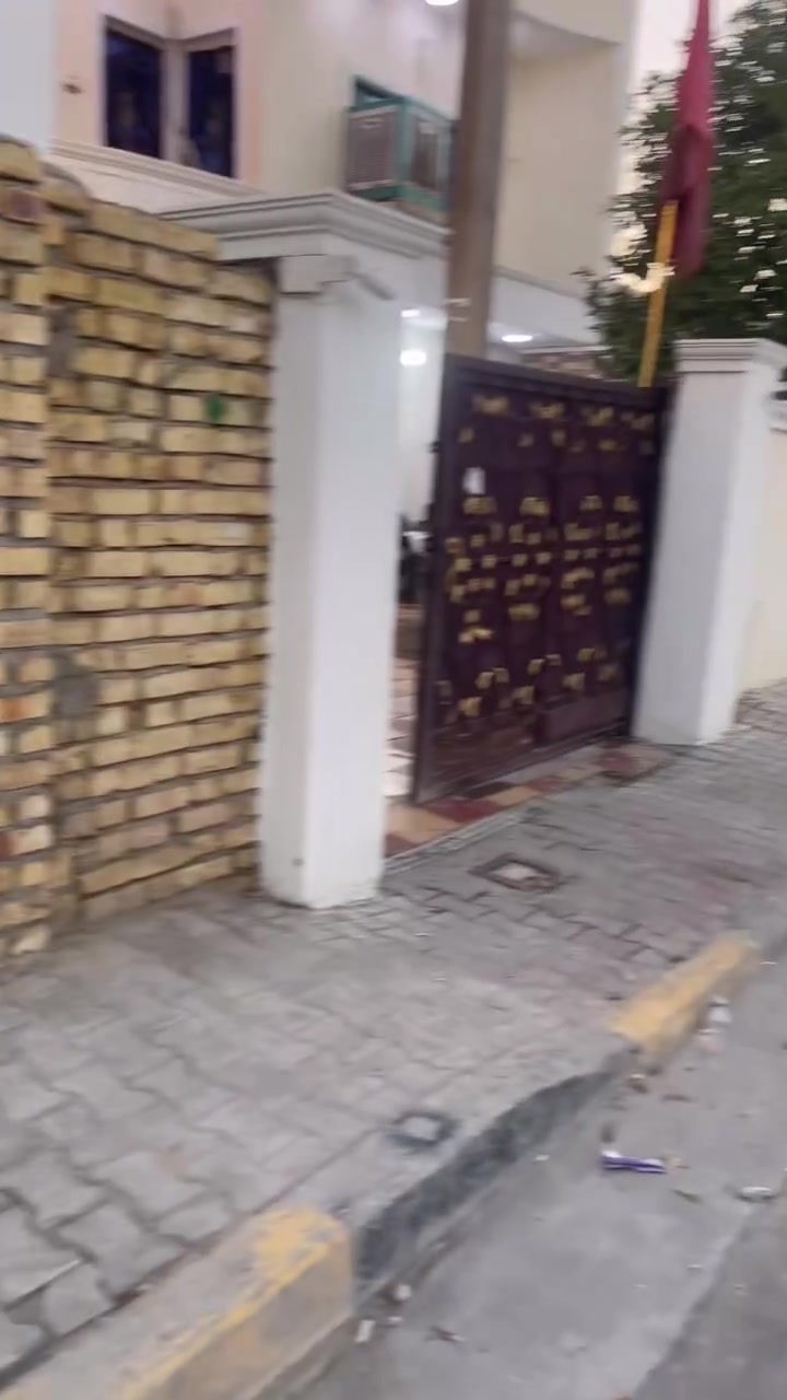 بيت 100 متر للبيع في الحسينيه خدمات مقابيل مصور دار الاعراس خلف العشرين ***********
