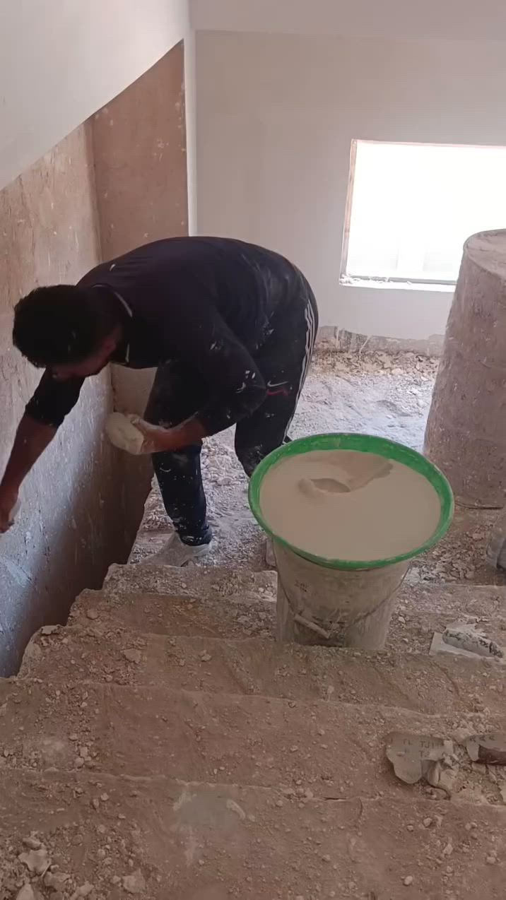السلام عليكم لباخ متفرغ للعمل حاليا والشغل كله باشراف مهندس والاسمنت كله تصفير كبان ليزر والجدران والسقف كلها مساطر هذا الفيديو لشغلي وهاذ رقمي واتساب ماسنجر للتواصل ***********
