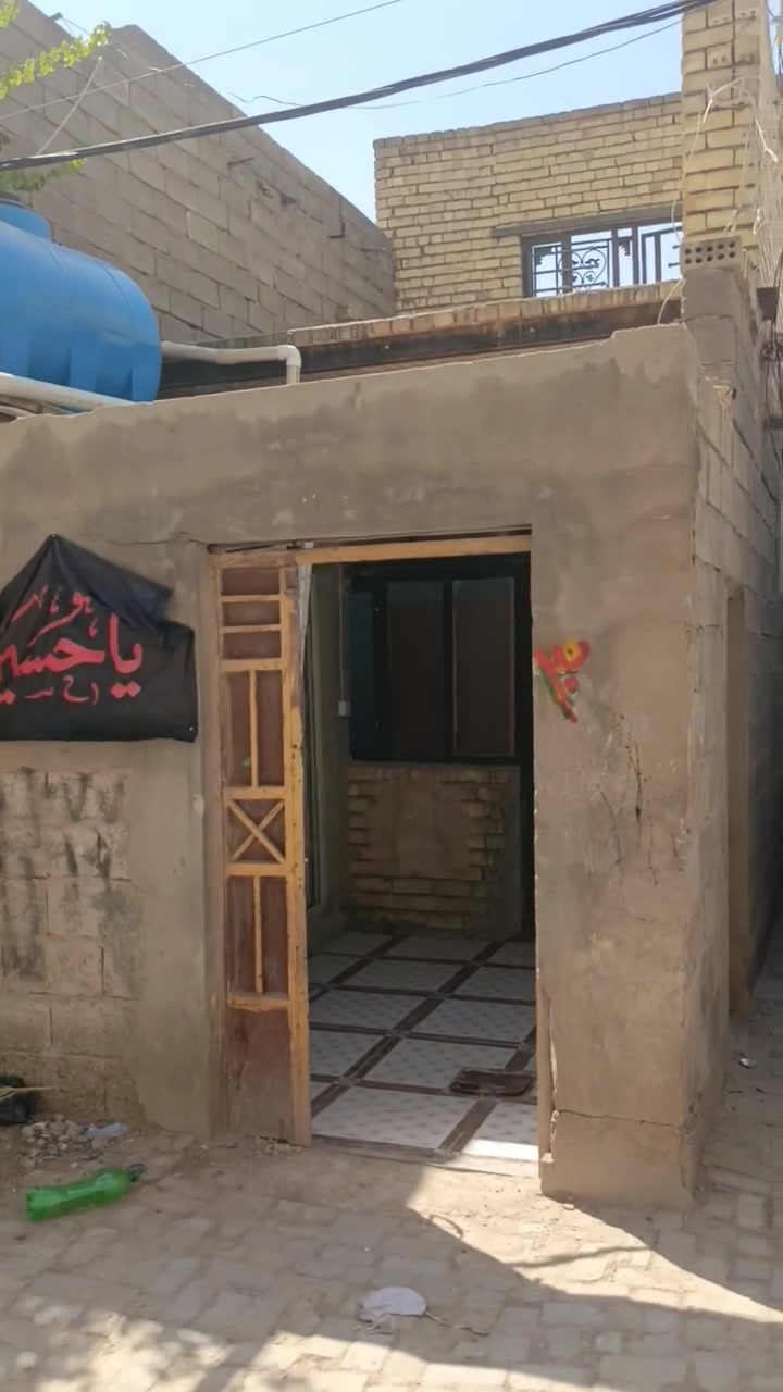 السلام عليكم بيت للبيع مساحه 70 متر يحتوي البيت علئ حوش صحيات خارجيه حمام خارجي ممر استقبال صاله معه مطبخ وغرفة طابق واحد صطح امامي وخلفي  اعكادة البيت نضيف كلش صطح كاشي ملاحضة البيت فارغ ونضيف موقعه الحبيبيه خلف منضمة بدر جاهز البيت من تانكي مي سخان ماطور  واير سحب تجي وتكعد السعر 50 مليون رقم ‏‪***********‬‏
