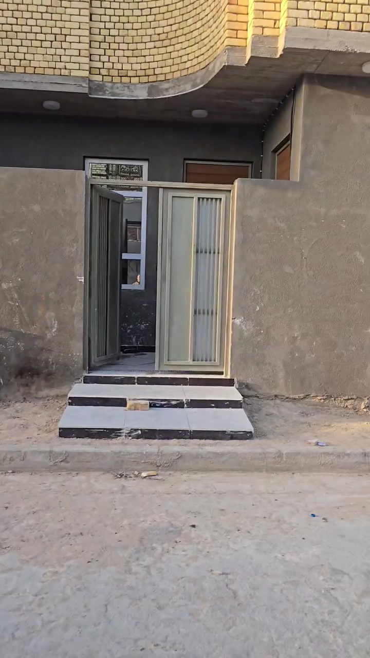 دار  للبيع ١٠٠ركن وجه ١٠×١٠  طابق واحد بناء جديد جاهز للسكن خدمات كامله العنوان حي الفداء شارع المدارس يبعد عن المدرسه الصينيه ١٥٠م تقريبا السعر ١٠٠ مع المجال القليل للاتصال ب
***********
