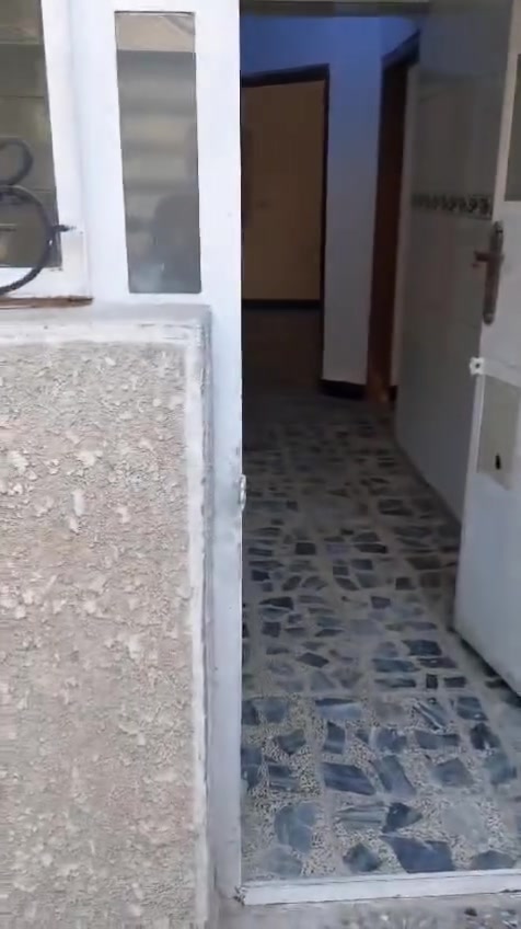 دار للايجار طابقين مدخلين استقبال ومطبخ ٣ غرف نوم مع ٢ صحيات،، الببت بحالة جيدة وفارغ حاليا وجاهز للسكن قيمة الإيجار ٧٠٠ ألف،، الدورة حي الشرطة شارع متوسطة النجاح للاستفسار اتصل على (***********)
