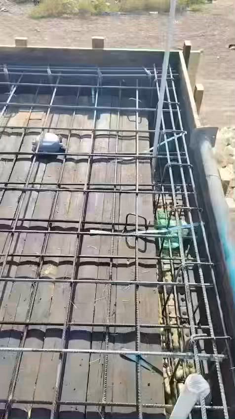 مكتب باريس  🏗️ 
" بناء ، هدم ، ترميم ، أشراف هندسي ، تنفيذ " 

تندر بناء كامل - تسليم مفتاح 🔑.

✨ بالمواصفات التالية : 
1- هدم الدار ورفع الأنقاض وتنظيف الأرض جيداً من الاوساخ والأنقاض .
2- فرش الجلمود والسبيس المفحوص وحدله مع الرشق بحادلة 20 طن . 
3- رش مبيدات الأفات .
4- فرش الأرض بأكملها بنايلون زراعي سميك .
5- تأسيس الحصيرة الاولى والجسور حسب تصميم الخارطة بالشيش ff اوماس ورفعها عن الارض ( سبينسر ) .
6- تأسيس المجاري نوع الامل الشريف 4 انج مع عمل قالب ثابت للمنهولات واغلاقه حتى نهاية العمل وتسليط الانابيب بطرق هندسية .
7- تسليح الأرض بشبكة ثانية من حديد ff اوماس 12 ملم للحصيرة و 16 ملم للجسور الحاملة للجدران حسب عدد الطوابق والتصميم النشائي . 
8- صب الارضية ( رفت ) صب مركزي c35 بأرتفاع لا يقل عن 40 سم مع رش الكلوريدين قبل الصب . 

• ثانياً : الهيكل . 
1- صب بتلو 20 سم من الاسمنت المقاوم .
2- بناء الدار بأرتفاع 3.10 وبطابوق جمهوري ( حجي ابراهيم ) للطابق الارضي قليل من الاملاح مع تثبيت انابيب المرازيب والسبالت والستلايت والانترنت مع البناء . 
3- عمل قالب الطابق الارضي وعمل رباط سقف للطابق الارضي 40 سم وفوق الابواب والشبابيك للطابق الاول 40 سم مع مرد ماء 20*20 .
4- تثبيت انابيب الكهرباء بالسقف فقط .
5- تسليح بشيش ff اوماس بأبعاد 25 سم وعمل جسور مخفية في المساحات الكبيرة .
6- صب السقف صب مركزي C30 .

✨ الكهرباء والماء والاشتايكر : 
1- يتم تأسيس انابيب الماء للدار 3 خطوط ppr امل الشريف او تركي مسلح وتسليك اكثر من خط للنازل مع تأسيس انابيب التقطير للسبالت وتثبيت خلاطات تركي دفن 3 خطوط . 
2- يتم تشطيب الخلاطات والصحيات تركي .
3- يتم تأسيس الكهرباء سيمنس والملحقات اماراتية .
4- لبخ جدران السطح وطلسه وثم تطبيك السطح بمادة الاشتايكر مع وضع عوازل قير + فلين سمك 3 سم من قبل شركة .

• ثالثاً : التشطيب . 
1- يتم وضع فريم مرمر وثم تركيب شبابيك حديد او pvc حسب رغبة صاحب الدار .
2- يتم تركيب الابواب الحديد للخارج و لباب البيتونة و ابواب خشب عراقي بأرتفاع 2.10 للداخل وابواب pvc للخدمات والمناور حسب الرغبة من قبل صاحب الدار وباب الاستقبال قاصة + باب المطبخ 250 دولار .
3- يتم تركيب محجرات حديد . 

✨ السيراميك والبياض والارضية . 
1- يتم تركيب جدران المطبخ سيراميك نوع هندي قياس 30*60 .
2- المناور بالسيراميك هندي 30*60 والمناور وتكون الالوان حسب اختيار صاحب الدار . 
3- يتم تركيب جدران الدار بالحص ( كرمه ) والبورك درزة وبعمل مساطر درجة اولى بعد ان يتم معالجة الطابوق بمواد معالجة ( طرطشة ) .
4- يتم تركيب ارضية الدار كاشي او بورسلاين 60*60 والكراج بالسيراميك المسلح الحامضي . 
5- تركيب ارضية حمامات بورسلاين 40*40 .
6- تركيب جدران حمامات سيراميك هندي .
7- تبيت صاروخيات للحمامات + مطبخ .
8- واجهة طلس مع صبغ + تطعيم بورسلاين .

= للتواصل 👇🏻:
***********
