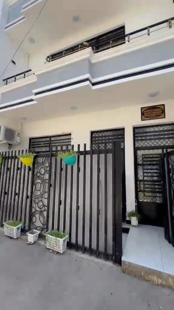 السلام عليكم دار حديث للبيع مساحته 65 مترا واجه 6 متر بناء درجة اولى. بوب شبابيك. تفصال محجر ألمنيوم. نظام بوردات وسبالت. دفن الشارع مالته 5 بيوت فقط. تبليط كامل موقع جدا مميز وهادء عرض الشارع 6 متر العنوان ابو گفة بيت جديد السعر 80 مليون الشراي يتصل ***********

