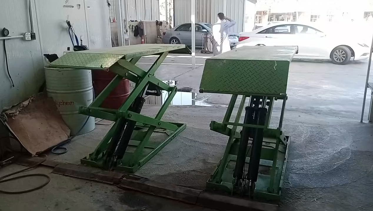 السلام عليكم
جك رفع سيارات صنع ايطالي راقي جدا 

وزن 3000

اربع بساتم + قفل امان 

السعر 3000000

 تلاثه مليون 

***********

