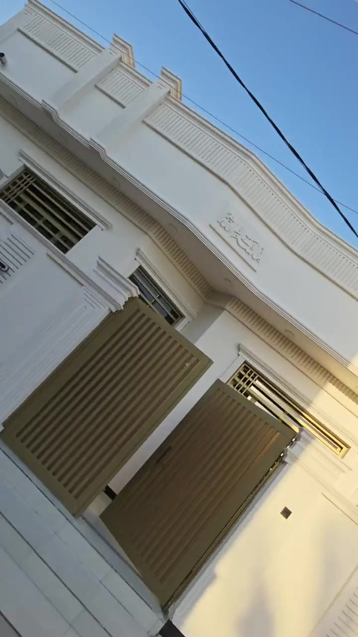 🏠 دار حديث مميز للبيع (غير مسكون سابقاً) ✨
✨ ميسان - العمارة / منطقة حجي عبد الثانية (قرب أسواق تفاحة) -
📏 المساحة: 130 متر مربع (واقع حال 135 متر مربع)
🏗️ الهيكل والأساس بناء حديث درجة أولى، رفت حصيره (فوق وجوا 40 سانتيم) لضمان أعلى درجات المتانة والأمان
🔹الطابق الأرضي:
غرفه استقبال ضيوف معزولة ومطبخ مجهز 🍽️
صالة واسعة ومريحة لجلوس العائلة 🛋️
غرفة نوم مريحة 🛏️
مجموعتين صحية (صحيات داخلية + صحيات خارجية) 🚿
منور لضمان إضاءة طبيعية وتهوية ممتازة ☀️
الطابق الثاني:
يحتوي على صالة كبيرة جداً (تصلح وتتحول بسهولة إلى غرفة نوم إضافية حسب الرغبة) 🏛️🛏️
💰 السعر:
130 مليون دينار عراقي 💸
📞 للاستفسار والتواصل:
مكتب العقار يرحب بكم، للمزيد من التفاصيل أو لتحديد موعد للمعاينة، يرجى الاتصال بنا:
☎️ ***********
🤳 ***********
تواصل معنا مباشرة عبر الهاتف أو الواتساب، وأهلاً ومرحباً بالجميع! 🤝✨
#عقارات_ميسان #العمارة #حجي_عبد #بيت_للبيع #عقارات_العراق
