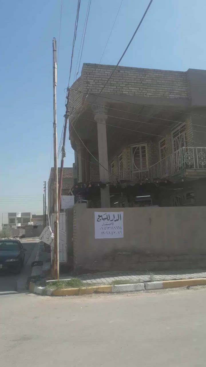 السلام عليكم دار سكن للبيع او مراوس  الموقع حي الضباط قرب المتنزه  ركن  المساحه ٢١٦ متر حديث  طابقين  الاستفسار على الارقام *********** و *********** @
