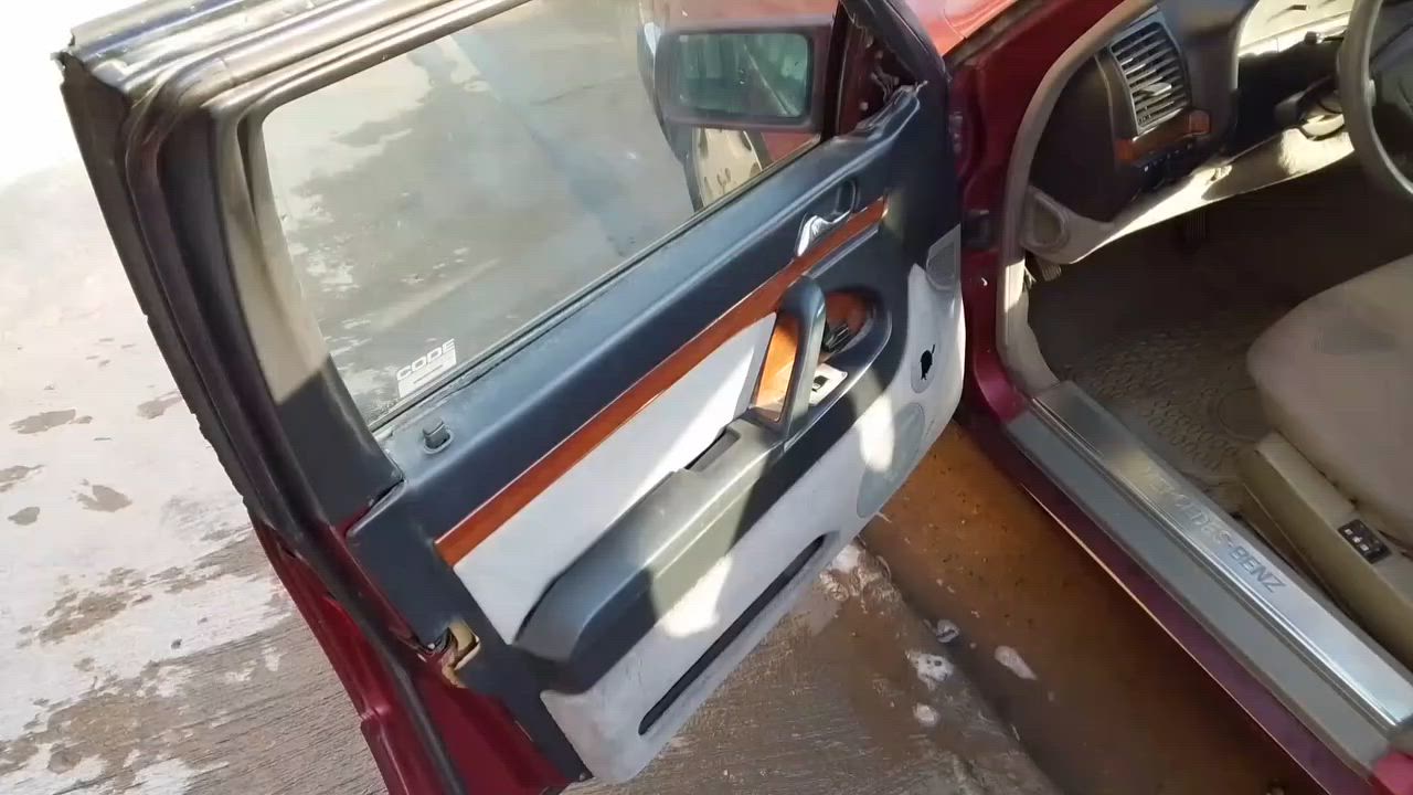 من رخصت عضاء كروب المحترم شبح موديل ٩٤ سياره قطرت صبغ ما بيه سياره مكينه كير تبريد  نضيف سلايت شغال رقم كربلاء الماني تحويل ثاني سنويه ما ساقطه كهربايت كله شغاله نقص بطاين ابواب فقط مكان سياره بغداد امشتل السعر ٥٣ رقم الهاتف *********** بيع فقط بدون مراوس
