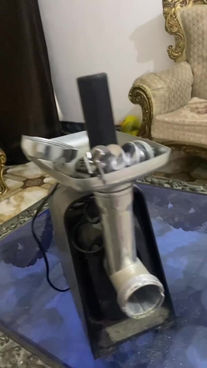 السلام عليكم يابه عندي مثرامه لحم مستخدمه بس مرتين ونضيفه كلش وياها غراضها رايدها ب55الف وهاذا رقمي ***********
