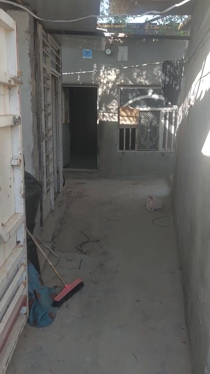 السلام عليكم ورحمة الله وبركاته بيت في مجمع الحسابات الدولي مساحة ١١٩ متر بيت بنيان جديد بس تاركه صار تقريب سنه نضيف السعر ١٧ مليون  وبي مجال خطين كهرباء وخطين ماي ويوجد طرمه خارجية الاتصال هاتف *********** أبو فاطمة
