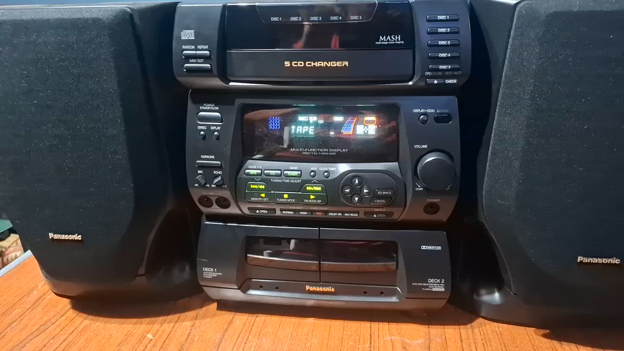 الجهاز هو نظام ستيريو هاي فاي Panasonic SA-CH75.     المميزات: يتميز بقدرة صوتية تبلغ 320 واط RMS ويأتي مع مكبرات صوت ثلاثية الاتجاهات.  الوظائف: يحتوي على مبدل 5 أقراص مضغوطة (5 CD Changer)، سطحين لتشغيل الكاسيت، وراديو.  المواصفات التقنية: يتميز بتقنية MASH لتشكيل الضوضاء الرقمية لتحسين جودة الصوت.  ملاحظات التشغيل: قد يواجه المستخدمون رمز الخطأ F61، والذي يشير عادةً إلى خلل في الاتصال أو المستشعر.


**إذا كنت صاحب هذا الإعلان وتريد حذفه لأي سبب، رجاءا أرسل رسالة إلى الدعم الفني**