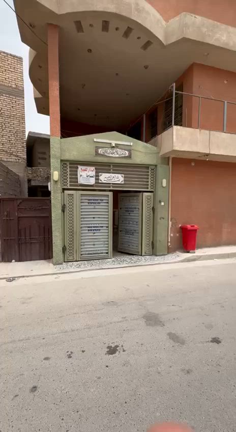 السلام عليكم بيت للبيع في حي السفير المساحة ١٢٥ بيت بناء حديث ٢٠٢٢
يحتوي البيت 
الطابق الارضي /كراج ٤×٦ صاله ٣×٦ استقبال ٣×٦ غرفه ٣×٥ مطبخ ٤×٤ونص مع مطبخ حار (منور) وحمام ١٦٠×١٦٠ 
الطابق الاول/ غرفه ٣×٦ غرفه ٣×٥ غرفه ٤×٤ونص مع حمام داخلي (سويت) 
السطح اشتاكير 
*هديه ويه البيت تانكيات عدد٢ مع ماطور مع كيزر*
للاستفسار *********** سجاد السعر ١٣٠ 
العنوان حي السفير قريب على الشهداء الثالثة فرع اعبوده
