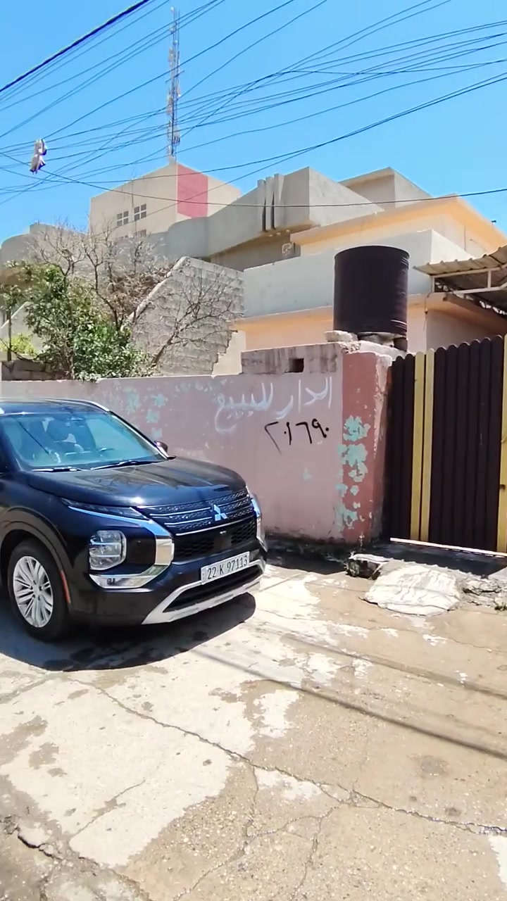 دار للبيع في حي عدن ملك صرف طابو زهور ركن مربع المساحة122واقع حال  134 غرفتين وهول ومطبخ وصحيات طابق الاول وغرفة وحد طابق الثاني الموقع اخو التجاري يبعد عن السوق بيت واحد فقط للاستعلام اتصل على *********** درايج البيت من الخارج
