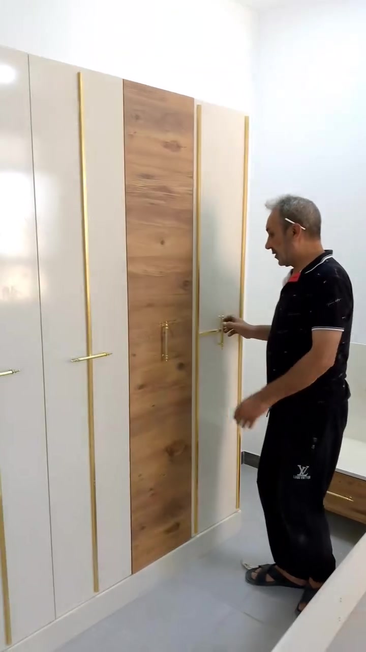 نجار لفتح وشد جميع انواع الغرف العراقية والتركيه والماليزيه وصيانتها وصبغ الابواب الخشبيه والجراجيب ونقل الأثاث ***********.  واتس
