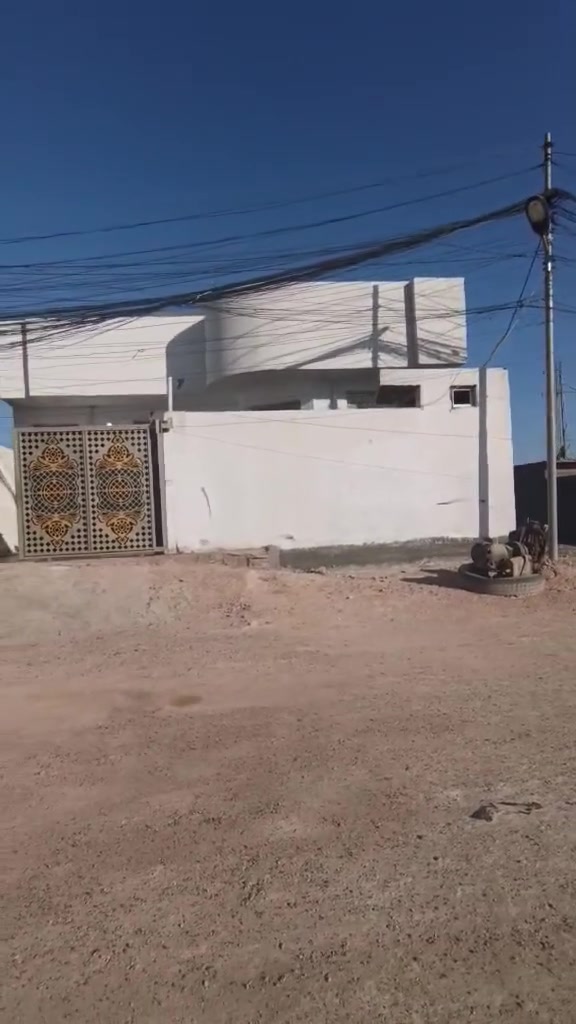 السلام عليكم بيت البيع في منطقة البجويله قراب شارع العام المساحه 200 متر وجه 10 ونزال 20 بناء بلوك جديد يتكوان البيت من غرفتي وصاله ومطبخ وحمام واستقبال شارع 15 السعر 70 وبيه مجال الشراي الاستفسار ***********
