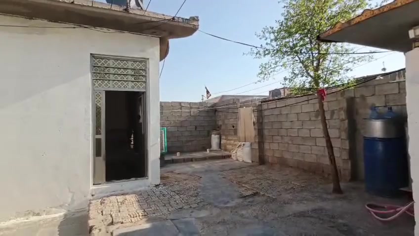 سلام عليكم الغوالي بيت للبيع تقاطع النهروان بل دوانم  المساحه 200 استقبال وغرفه ومطبخ  ماء وكهرباء خير من الله السعر 25 وبي مجال رقمي *********** واتساب وانتصال
