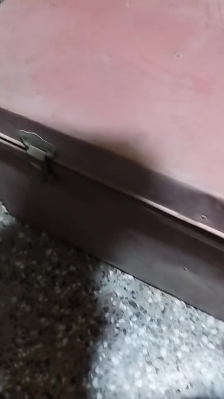 السلام عليكم انتيكات للبيع المكان البلديات 
***********

