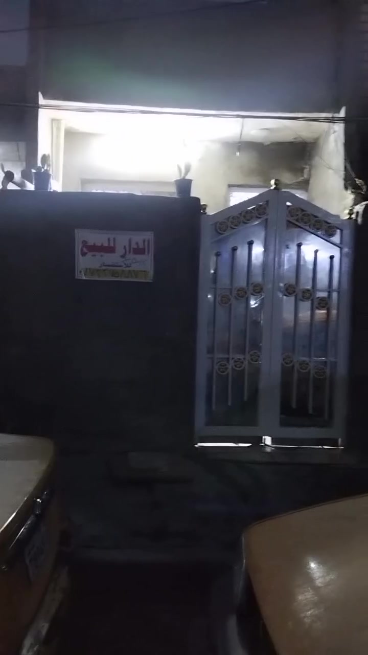 السلام عليكم بيت مساحته 50 متر للبيت منطقة الشعب حي المهندسين نقصه بيتونه ما كامله جاهز من كلشي كاشي سيراميك جدران كهرائيات البيت جديد زراعي السعر 43 بي  مجال الشراي يتصل ***********
