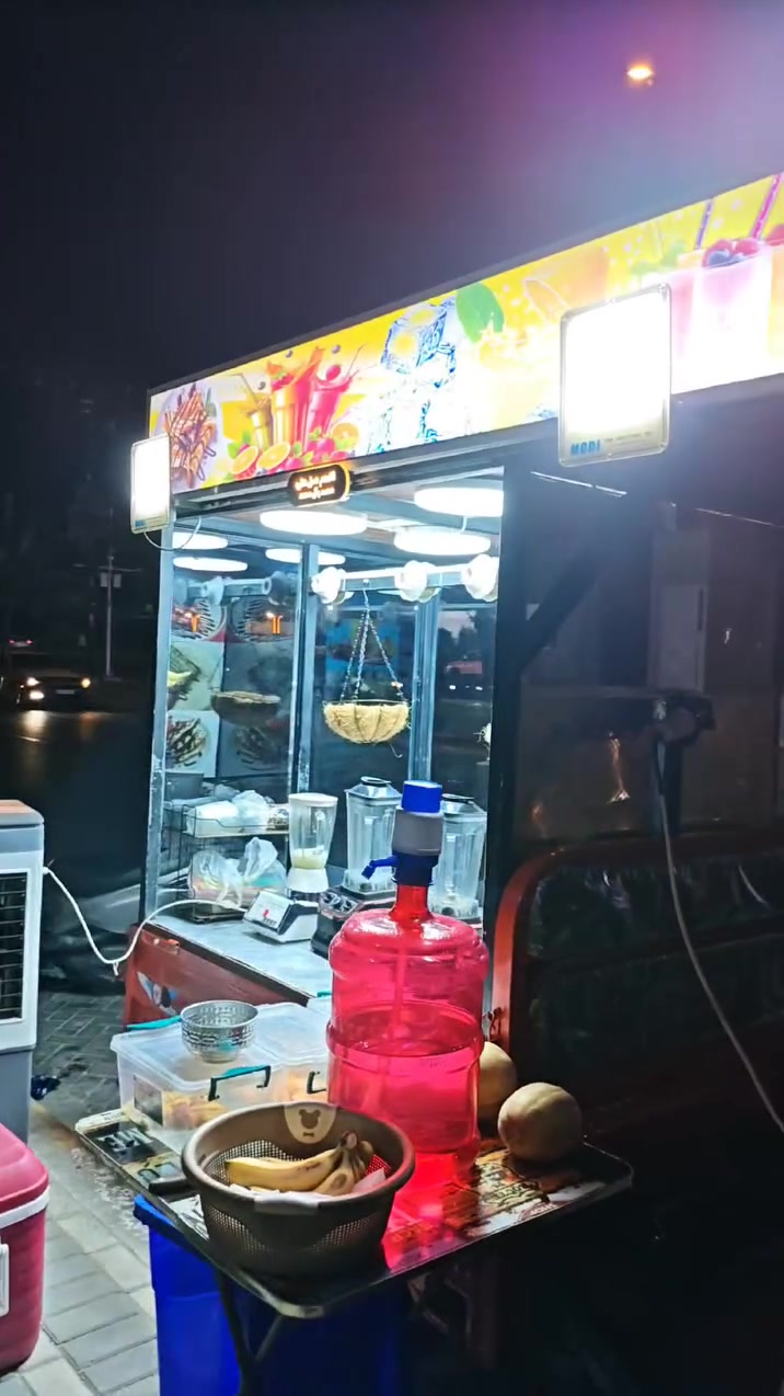 ستوتة شحن مع كشك عصائر مع كافة محتوياته للبيع 
يعني تأخذه تشتغل مباشرةً . 

ستوتة نظيفة واستعمال قليل من البيت لمكان العمل. 

والغراض استعمال شهر فقط . 
صار عندي ظرف واريد أبيعها 

العنوان بغداد. مدينة الصدر. 
***********
