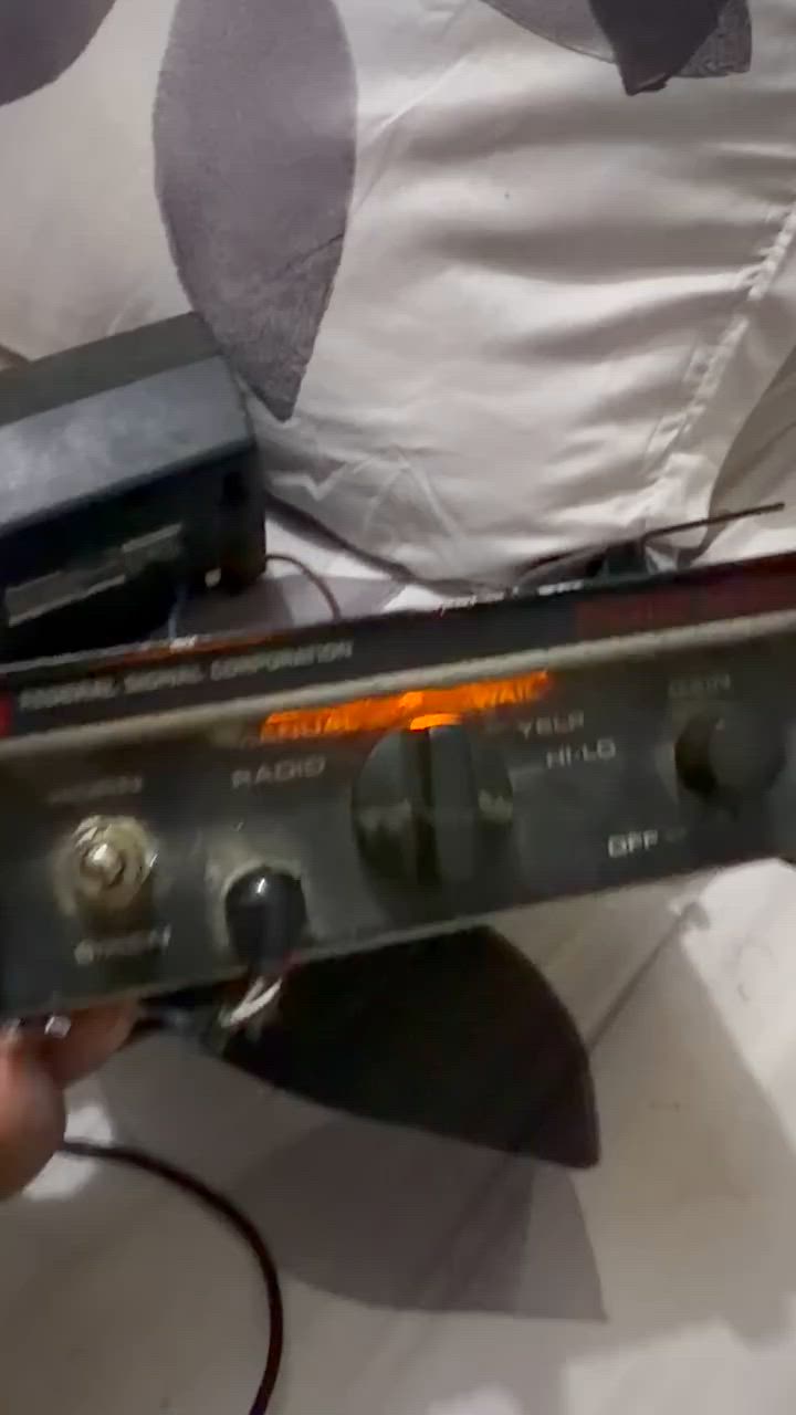 جهاز صافره شرطه ثكيل بهاذه الشكل شغال ع الفحص فقط الاقطه مالته مجاي تشتغل بيهه قطع بسيط خلي سعرك وبلعافيه عليك


**إذا كنت صاحب هذا الإعلان وتريد حذفه لأي سبب، رجاءا أرسل رسالة إلى الدعم الفني**