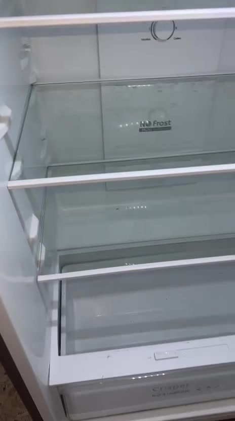 ثلاجه للبيع مصارلها 4اشهر من اشتريها ونضيفه كلش  اريدها ب450 وبيها مجال للتواصل ع واتساب ***********
