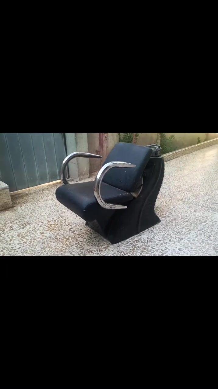 السلام عليكم
كراسي حلاقه تنضيف و الأخر عادي 

1.كرسي التنضيف بس مغسله مابي 

2.ال عادي ما بي شي مثل ما واضح يمك  

للستفسار 

***********
