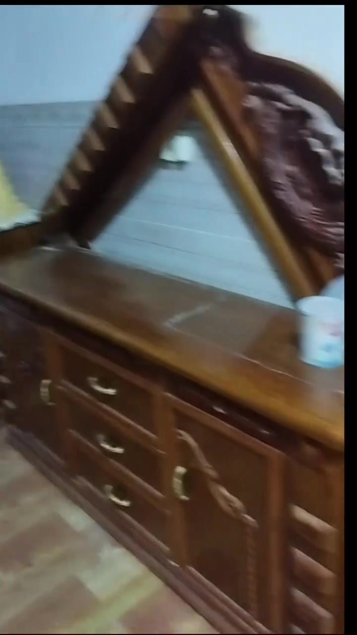 غرفه للبيع ملكية ام التاج شغل عراقي درجه اولى 8ابواب 3ملحقات وجرارات بلكنتور تجي وتشوفها بعينك وتشوف ثكلها نقصها بس جامة مال ميز  الغرفه جديدة ونظيفه كلش وهذا رقمي

*********** واتس اب او اتصال
