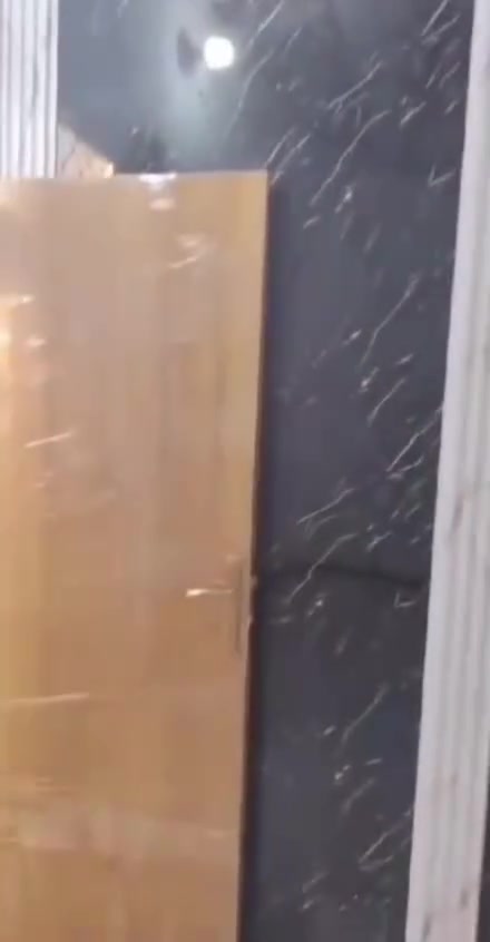يا الله..
بيت مساحته 120م مربع للبيع وبي برج انترنت مجاني مفتوح لصاحب البيت وايجار كل شهر ينطي
بنائه طابوك جمهوري والسقف والاساس صب كونكريت مسلح استقبال وغرفتين وصالة ومطبخ وصحيات وطارمه وسطح وتشاريف مقابل ملحق قرية لغدير عمود 327 قرار محكمه وسند 25 ومرقم لتطويب قريب على السوك شارع 16 السعر 53وقابل للتفاوض للاستفسار ***********
