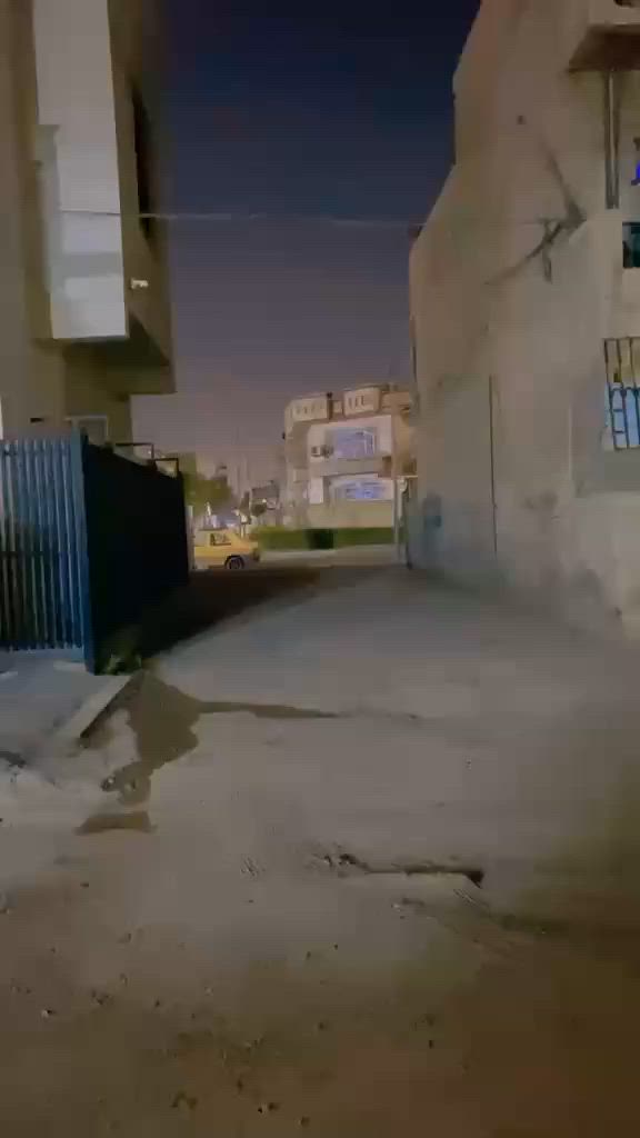 يعلن مكتب تبارك الرحمن للعقار عن بيع مشتمل مسلح طابقين مساحه ٦٤م جبهه ٤م وربع نزال ١٥م يحتوي على تشجير خارجي صاله وغرفة نوم ومطبخ وخدمات الطابق الاول غرفة ومطبخ وخدمات السعر ٢٨٥ مليون دينار يقع في شارع فلسطين حي المعلمين للإستفسار موبايل*********** ابو زياد الخفاجي
