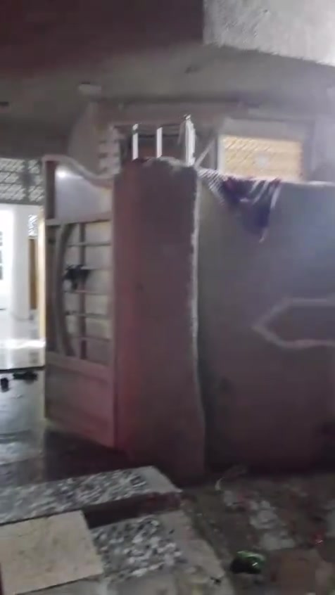 بيت للبيع مساحه 105م واجهه 7500م والباقي نزال بناء حديث وجديد توجد كل الخدمات بلظباط الثانيه  وبلقسط 50 مقدمه 25 والباقي شهريه 500 لاتصال ***********
