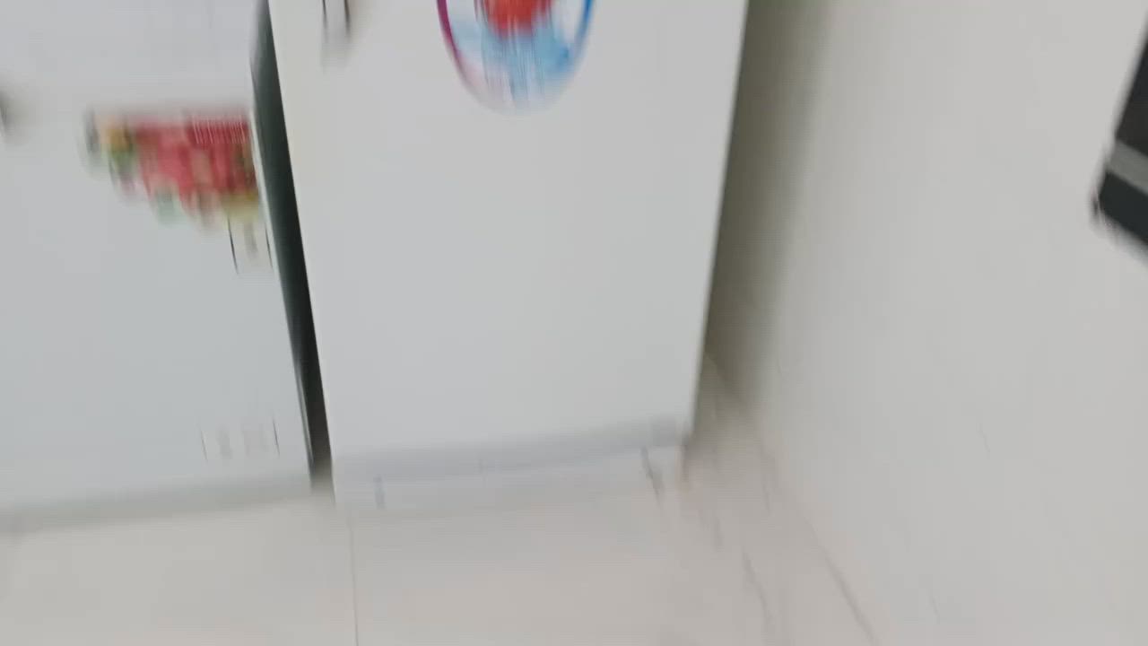 ثلاجه ومجمده للبيع نظيفات كلش عنوان شوراو الثانيه خلف اريامول رقم هاتف ***********
