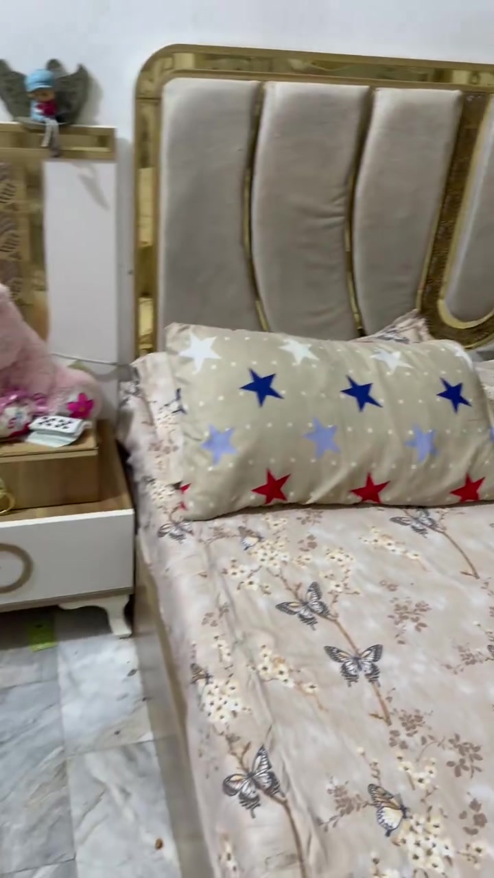 غرفه عشر قطعه نظيفه ومابيها ضرر قفلها 450 للشراي فقط مكانها بغداد غزاليه ***********
