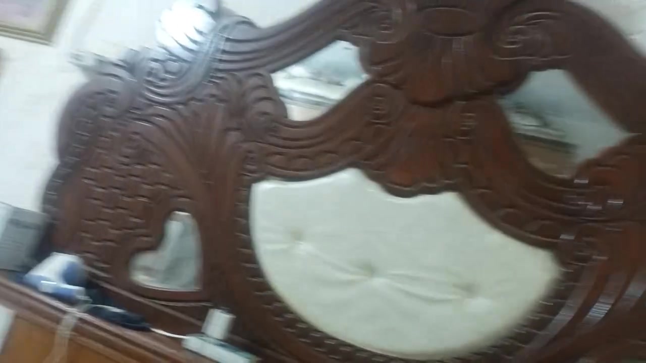 السلام عليكم غراض للبيع غرفت نوم كنتور صاج عراقي اي ضرر مابي مع ميز تواليت وجرابةية غرفة كاملة سعر 650وبيهة مجال 
تخم عشر مقاعد لون بيجي اي ضرر مابي سعر 450وبي مجال 
مكاني سبع البور مجمع المختار السكني رقم الهاتف ***********
