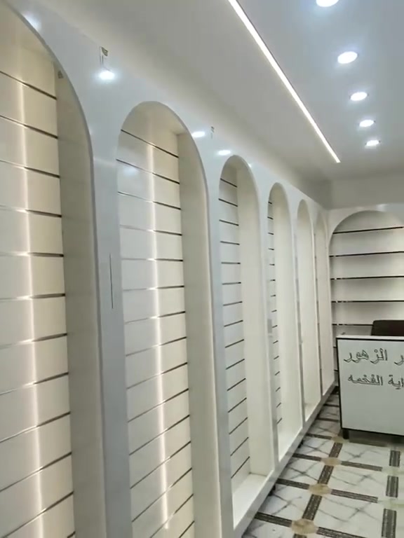 رفوف محل كامله للبيع مع فاترينات للاستفسار الاتصال ع رقم ***********

