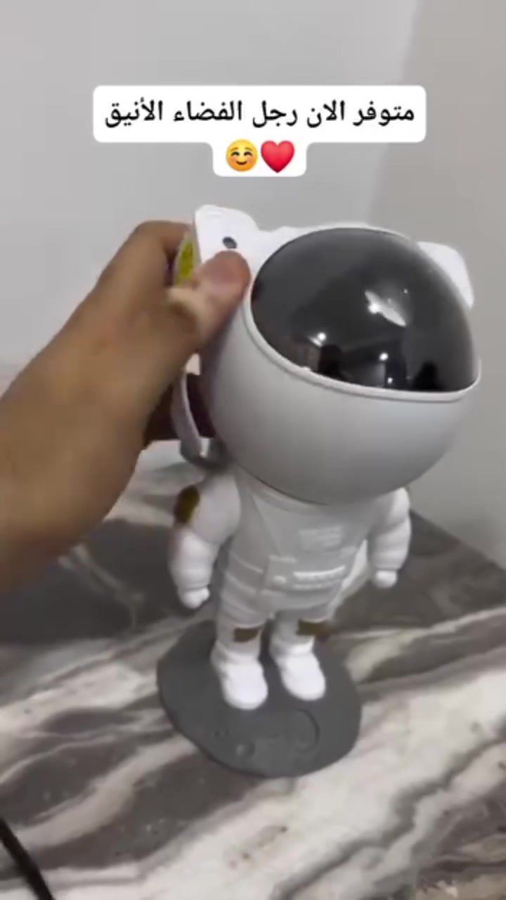 جبتلكم النجوم لعندكم  ✨
مصباح Astronaut Projector Light بياخدكم برحلة خيالية بين الكواكب 🌠

🧑‍🚀 تصميم مميّز على شكل رائد فضاء
🌌 إسقاط ساحر للنجوم والمجرّات على الجدران والسقف
🌈 تحكّم كامل بالريموت (ألوان – أنماط – مؤثرات)
🔄 رأس متحرك 360° لتوجيه الإضاءة بالزاوية اللي بتحبوها
🎈 مناسب لغرف الأطفال والكبار ويخلق جو هدوء ومتعة

حوّلوا أي غرفة لعالم تاني مليان ضو وخيال ✨🌙

ملاحظة: هاد بدون سبيكر ومتوفر موديل تاني منه مع سبيكر ✨✨⭕

 واتساب: ***********📱👉
يوجد خدمة توصيل 🚕 
محافظات 5 الاف 
بابل المسيب 3 الاف
المسيب حي العسكري 🏍️ مجاني
