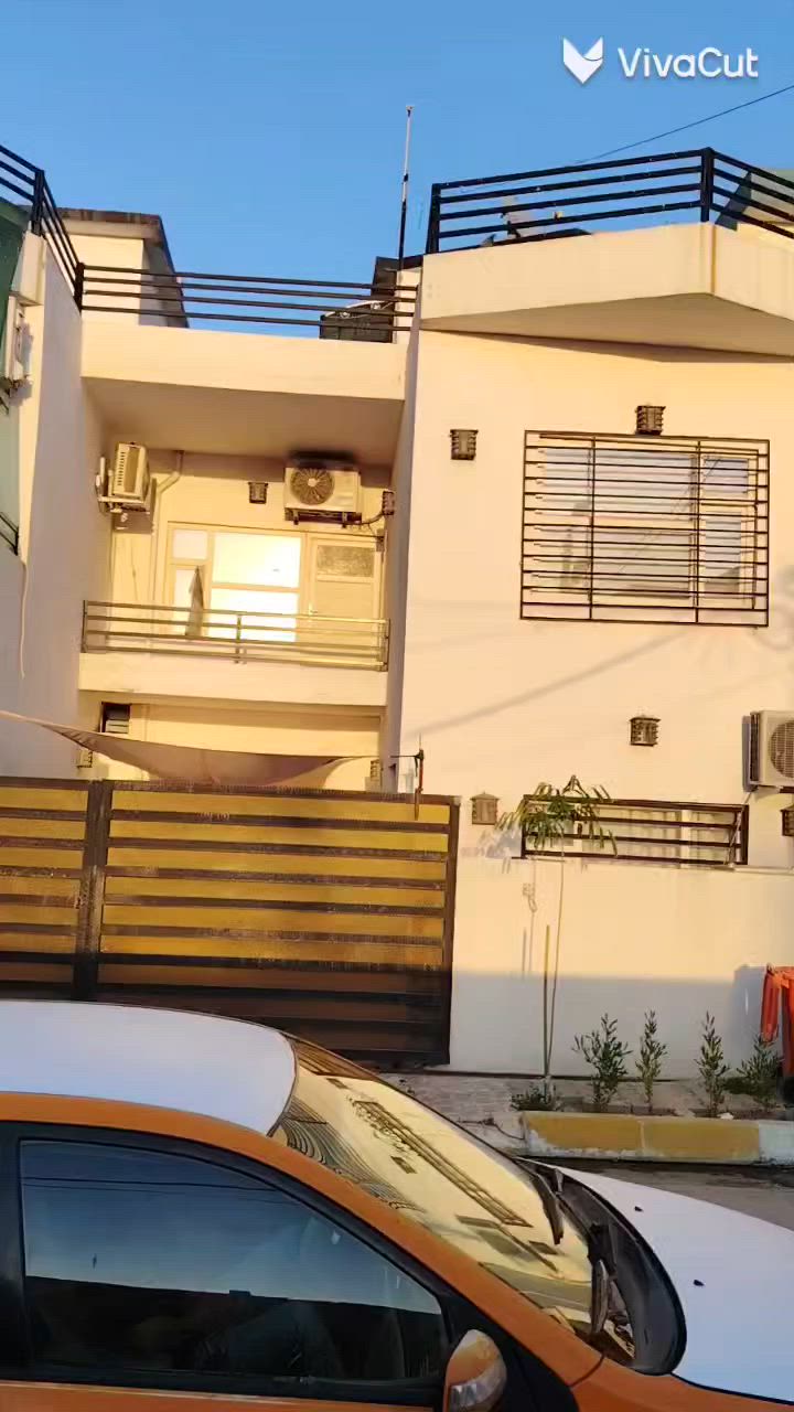 سلام عليكم دارين للبيع ركن مساحة ٢٥٠م طابو منطقة حي عدن خلف بمدينة سمايلاند الدار الأول ١٥٠متر ركن طابقين ونص دار الثاني ١٠٠م طابقين  قرب مسجد الحسان الاستفسار عن السعر الطفآ خاص اوتصال على الرقم *********** او مراجعة مكتب النيل2 سايدين كوباني
