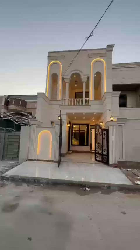🏡 فرصة مميزة للسكن والاستثمار في قلب زيونة 🏡

للبيع بيت حديث البناء (زيرو) بتصميم عصري وتشطيبات راقية، جاهز للسكن فوراً

📍 الموقع: زيونة – محلة 710 

📍 موقع هادئ ومميز قريب من الخدمات الرئيسية.

🔹 مساحة الأرض: 150 م² 🔹 الواجهة: 5 متر 

🔹 شارع عريض مع رصيف واسع

 🔹 طابقان بتوزيع عملي ومريح للعائلة

الطابق الأرضي: ✅ كراج سيارة ✅ حديقة أمامية ✅ مدخلان ✅ استقبال أنيق ✅ صالة واسعة ✅ غرفة نوم ✅ مطبخ ✅ حمام وخدمات

الطابق الثاني: ✅ غرفة نوم ماستر مع بلكونة ✅ غرفتا نوم إضافيتان ✅ حمام

✨ تصميم حديث واستغلال ممتاز للمساحات

 ✨ بناء جديد بالكامل (زيرو)

 ✨ جاهز للسكن دون أي مصاريف إضافية

📞 للاستفسار : ***********
🔑 بيت يجمع بين الموقع المميز، الحداثة، والراحة... فرصة لا تُفوّت.
