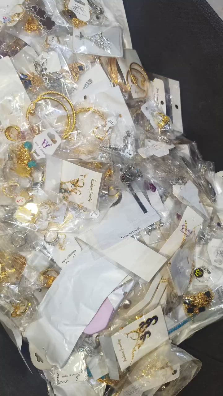 شلعة اكسسوارات برازيلي كلشي بيها كلايد سوارات محابس شباحي معاضد بتوت تراجي بروشات اكسسوارات شعر كلشي بيها الي يحب ياخذها كولها شلعة وحدة يجي للبيت يشوفها والي يريد ١٠٠ او ٢٠٠ قطعة حسب الي يعجبه هم اكو #حجز_واتساب_*********** هذا رقم الواتساب للتواصل
