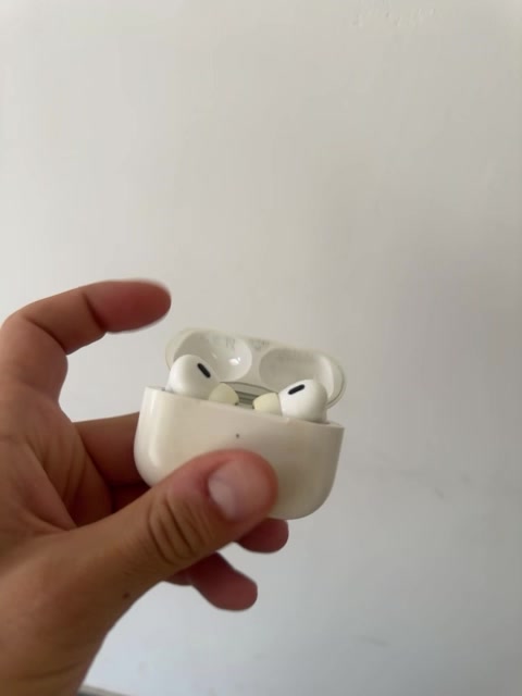 للبيع AirPods Pro 2 / ايربودز برو 2 (منفذ Lightning / لايتننغ) وياها الكيبل الأصلي، تشتغل 100%.
السماعات أصلية لو تقليد؟ وإذا أصلية تكدر تبعث رقم السيريال أو لقطة من الإعدادات؟: 
اصلية. كود A2698
شلون حالة البطارية؟ بعده الشحن قوي لو بيه ضعف من الاستعمال؟: 
عادي
وين موقعك حتى نعرف التسليم شلون يكون؟ داخل بغداد لو محافظة ثانية؟: 
بغداد المنصور