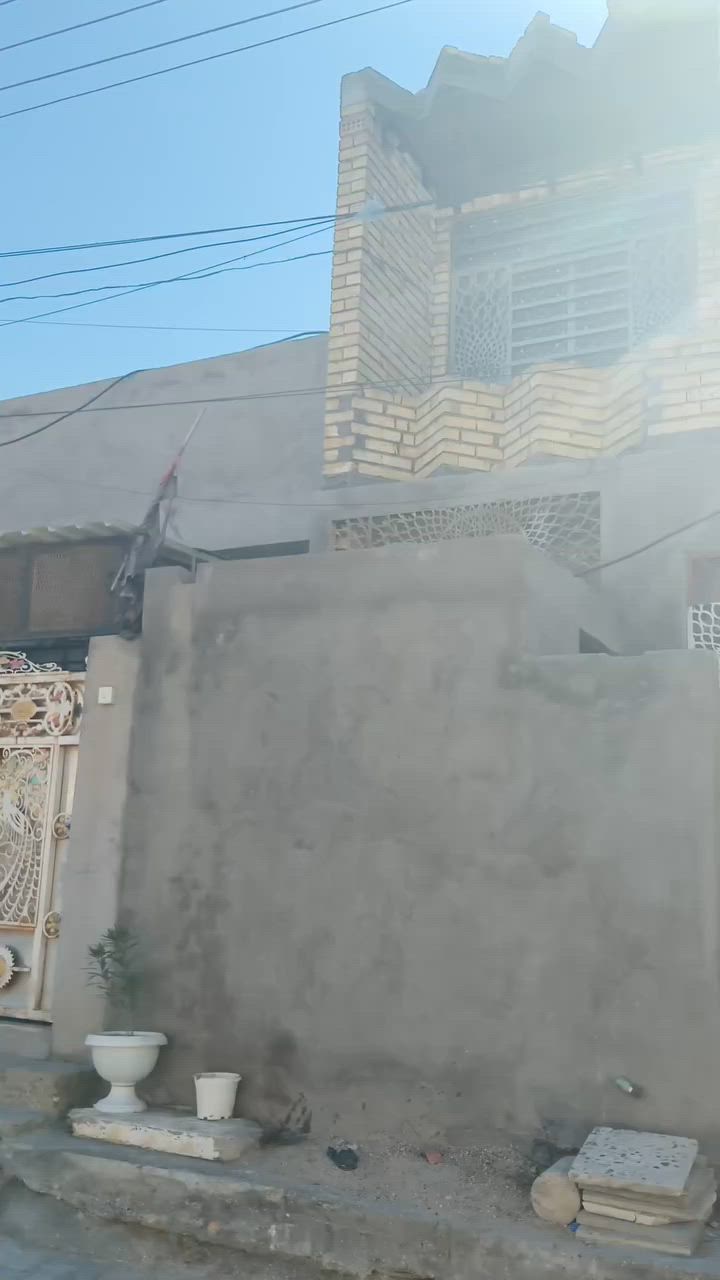 السلام عليكم بيت للبيع بناء جديد مساحة 100 متر  قاط ونص واجهة ٥ نزال ٢٠ البيت نقص ارضية وستارة فوك مكان البيت الحسينية ورة مرطبات العذراء منطقة 28 شارع سيد حطاب  مطلوب قرض اسكان 50مليون تسديد شهري 250الف السعر المطلوب 43 مليون مقدمة  رقم هاتف *********** البيت معروض لدى مكتب المهندس للعقار
