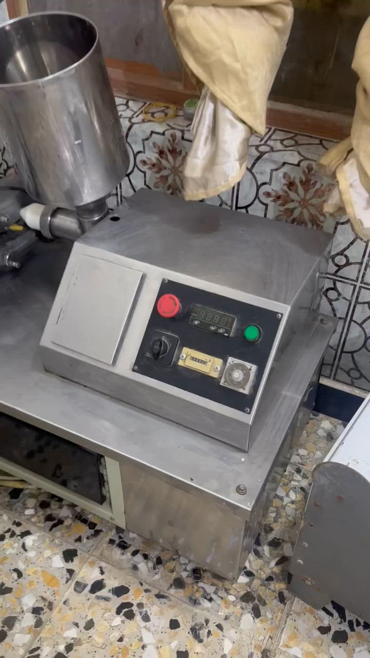 السلا عليكم مكينه كباب ومكينه بيزه للبيع السعر ١٥ ورقه لعلوان مدينه الصدر لتصال ***********
