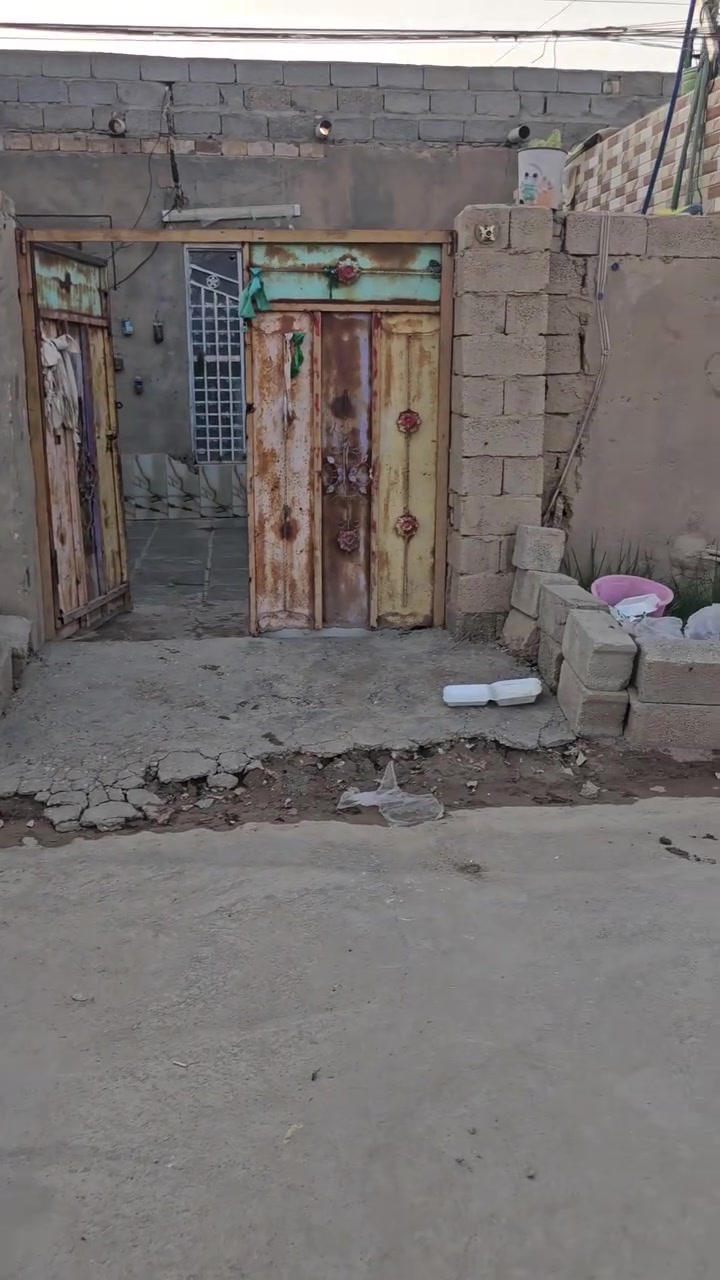 سلام عليكم دار للبيع زراعي بحي ابو طارق مساحه 100 غرفه وصاله وستقبال وصحيات للستفسار اتصال ع رقم بيه واتس ***********
